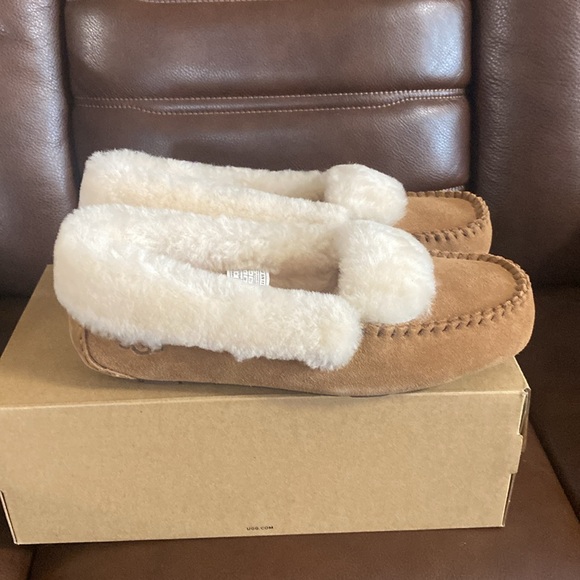 UGG Dakota Spill Seam Slipper - Picture 2 of 6